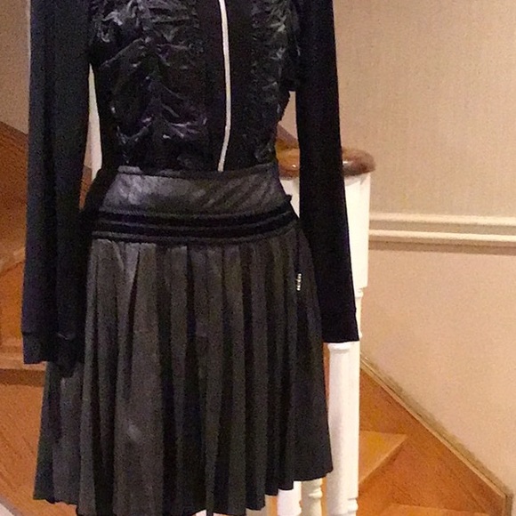 💕💕Host Pick💕💕⬇️Greyish/black pleated skirts slightly asymmetric - Picture 2 of 5